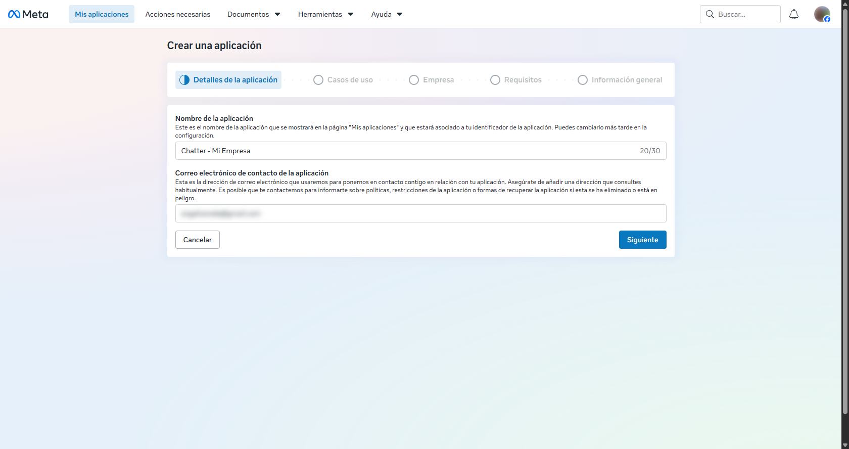 Primer paso del asistente de creación: nombre y correo de la aplicación