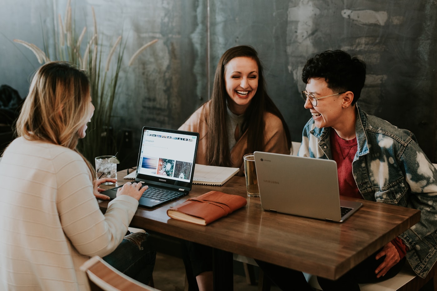 Equipo de atención al cliente trabajando